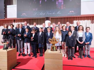 Cerimonia YCM Awards 2025 sotto l’Alto Patronato del Principe Alberto II: onorato Paul Cayard, premiate le eccellenze sportive e la nuova generazione della vela monegasca.