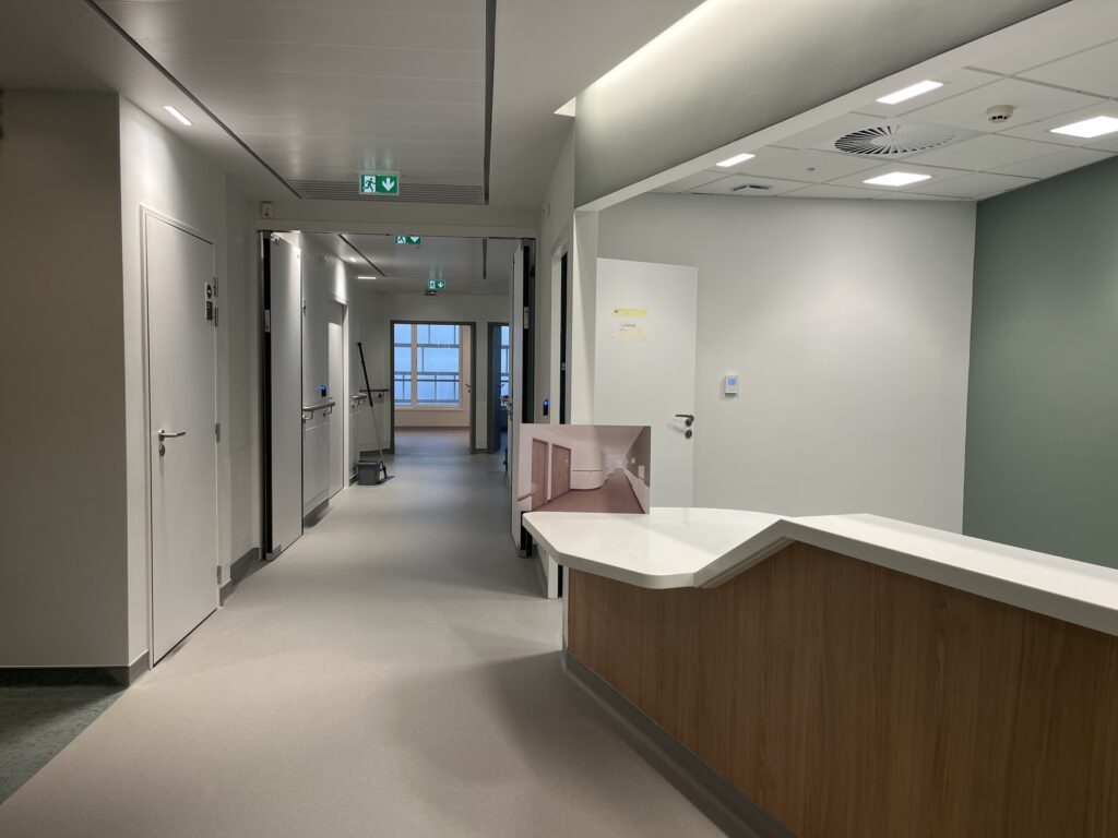 Uno dei corridoio che portano alle camere, si nota il bancone che si abbassa in caso di persone su sedie a rotelle