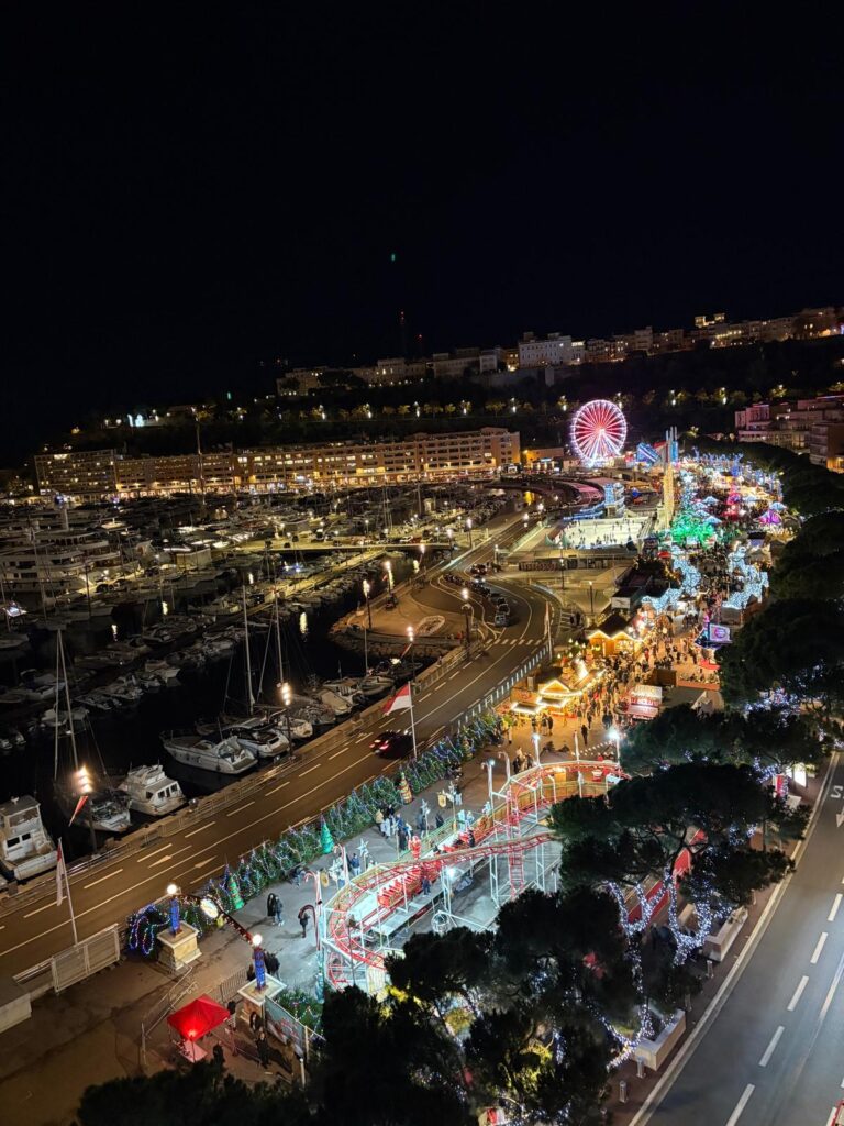 Il Villaggio di Natale al porto Hercule dall'alto
