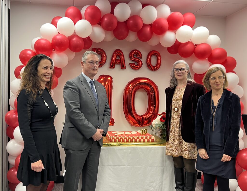 Torta di compleanno per la DASO con il Ministro Christophe Robino; il direttore Generale del Ministero Kristel Malgherini; Marie Thouvenin-Rapaire, direttore DASO/DAAS e la sua vice Cécile Vacarie-Bernard. Ft.WSM Agency 