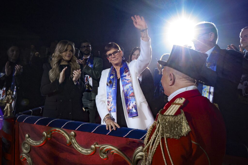 Ovazioen di applausi per la presidente del Festival del circo la principessa Stephanie