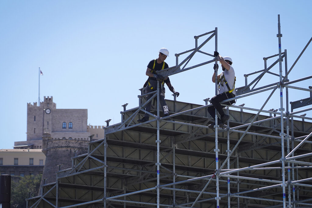 Il rombo dei motori è ancora lontano ma Monaco si prepara in vista delle competizioni automobilistiche, con le operazioni di montaggio delle infrastrutture.
