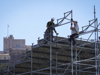 Il rombo dei motori è ancora lontano ma Monaco si prepara in vista delle competizioni automobilistiche, con le operazioni di montaggio delle infrastrutture.