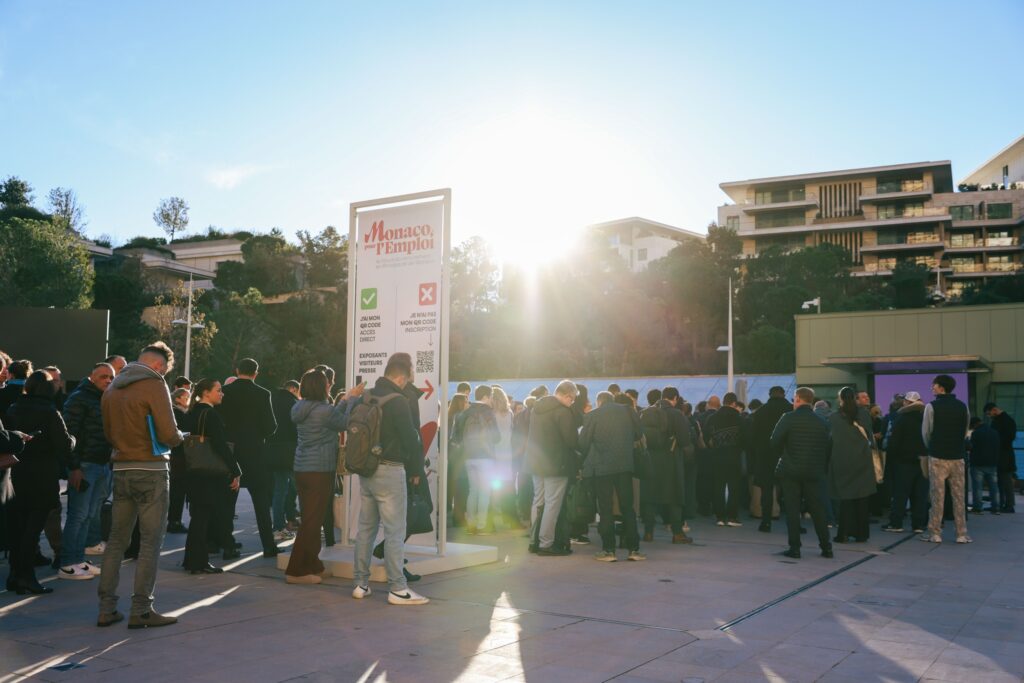 Le persone in attesa davanti al Grimaldi Forum, 