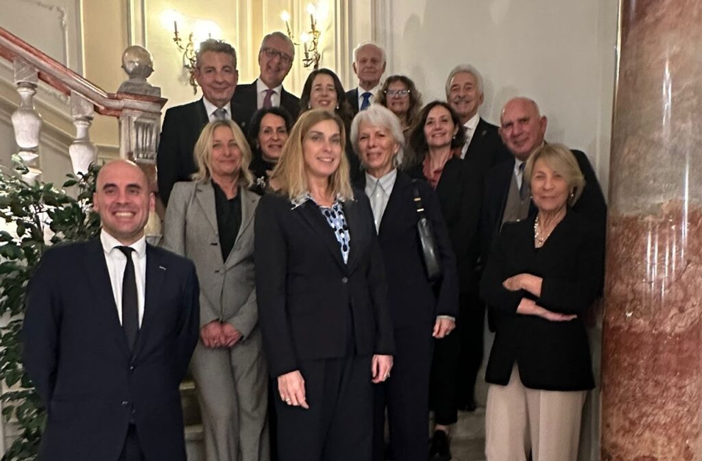 Al centro Anne Eastwood Ambasciatore di Monaco in Italia