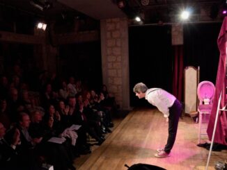 L'associazione Teatro della Vita ha presentato il one man show di Michele La Ginestra che conquista il pubblico con satira e risate.