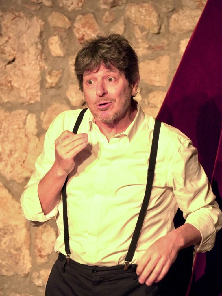 Michele La ginestra molto applaudito per il suo spettacolo a Monaco "M'accompagno da Me" organizzato dal Teatro della Vita