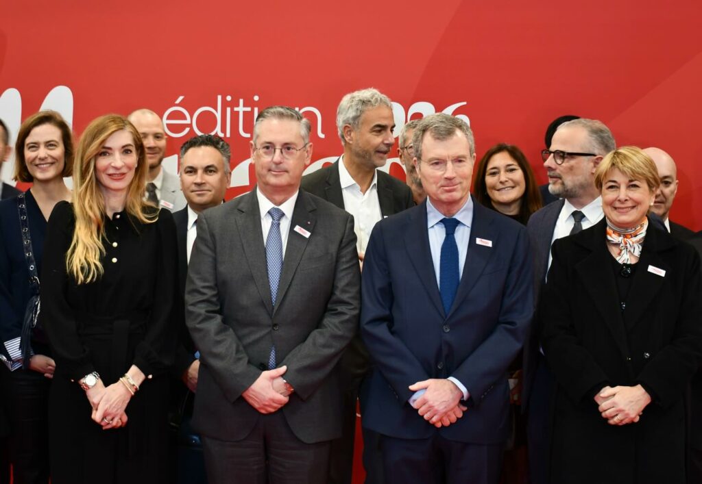 La centro Ministro di Stato e della Sanità a destra il Ministro degli esteri e a sinistra il vice-sindaco