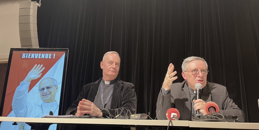 A destra Monsignor Dominique David accompagnato dall'Abate Christian Venard in conferenza stampa