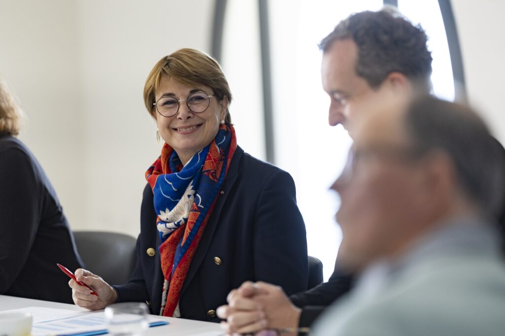 Isabelle Berro Amedeï durante una riunione di lavoro