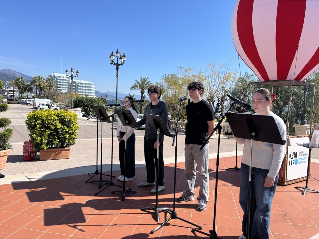 Gli studenti del Liceo Albert Ier di Monaco, che seguono i corsi d'italiano, ha letto i versi di Dante Alighieri nella giornata di Dantedì