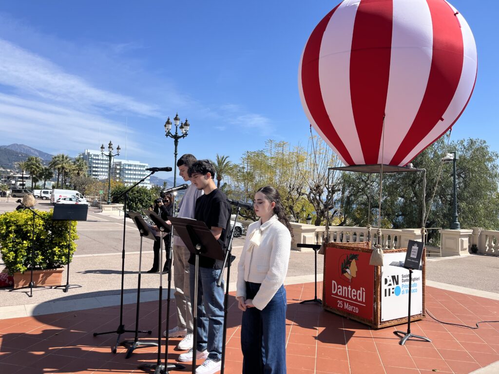 Gli studenti del Liceo Albert Ier di Monaco, che seguono i corsi d'italiano, ha letto i versi di Dante Alighieri nella giornata di Dantedì