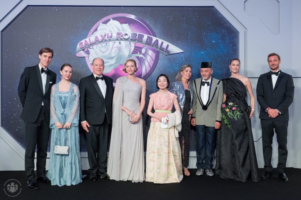 Un viaggio immaginario sospeso tra eleganza e universo. Sabato 21 marzo, la leggendaria salle des Étoiles si è trasformata in una vera astronave per celebrare il 70°Ballo della Rosa