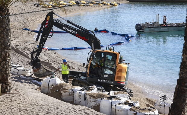 Dal 7 al 24 aprile interventi sulla spiaggia del Larvotto per preparare la stagione balneare. Divieto temporaneo di balneazione nelle due anse.