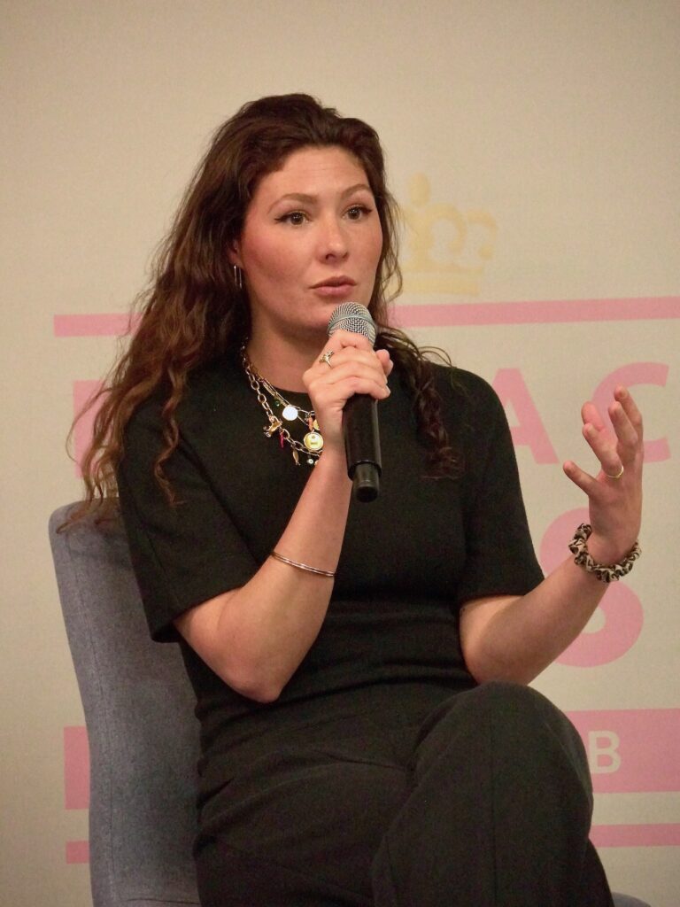 Romane Brisard la giornalista ha presentato al Monaco Press Club il suo libro inchiesta sull'incesto