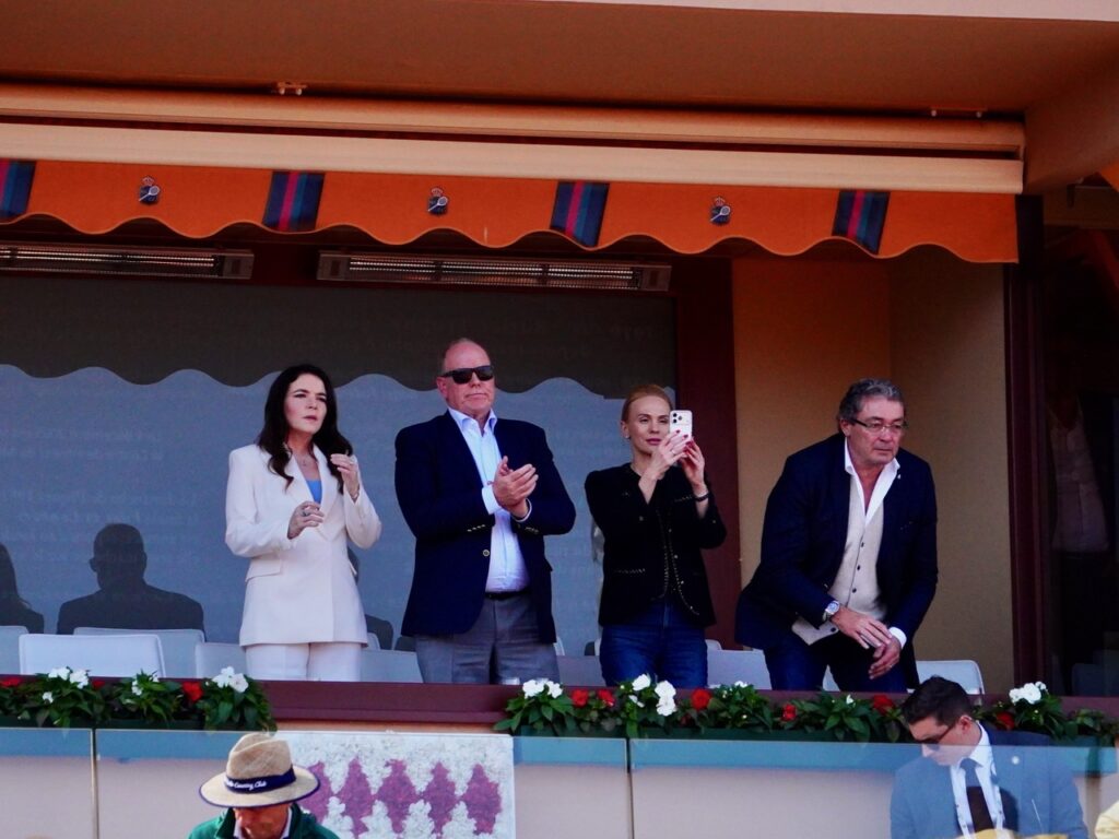 S.A.S. il Principe Albert II applaude la performance del monegasco Vacherot