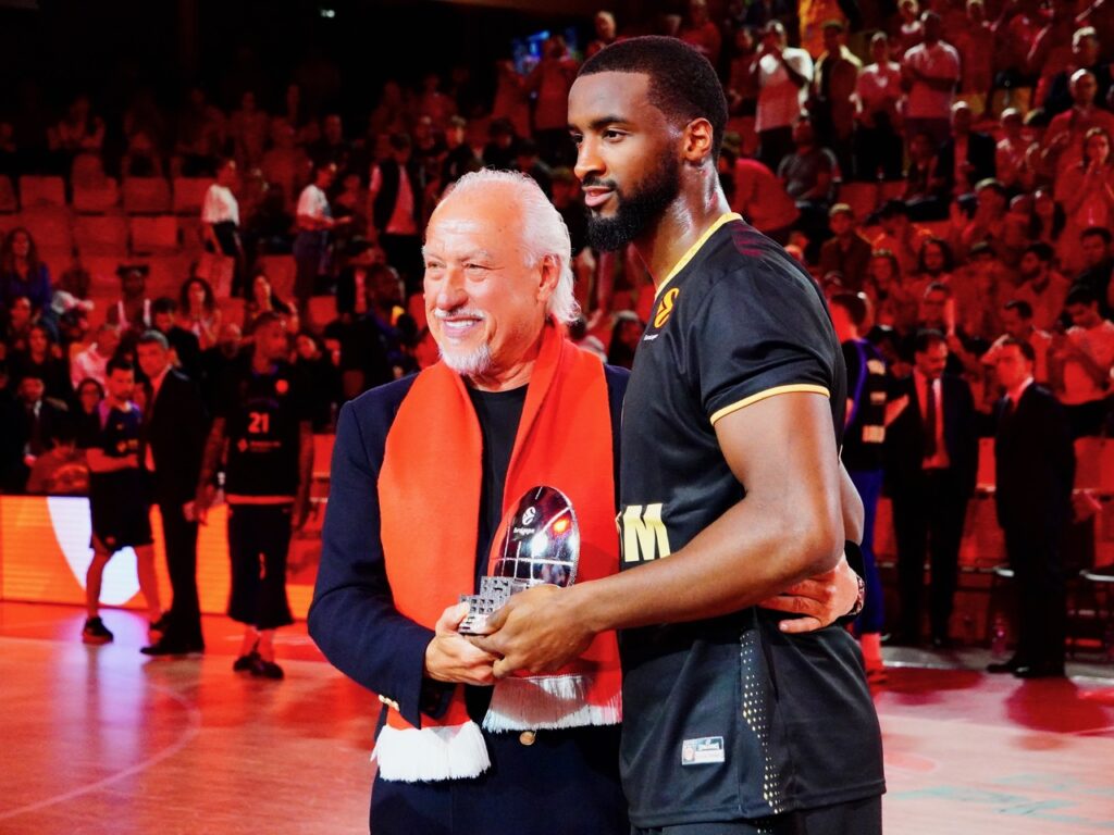 Alpha Diallo riceve dalle mani del Presidente del monaco, Aleksej Fedoricsev, i lpremio come miglior difensore dell'Euroleague
