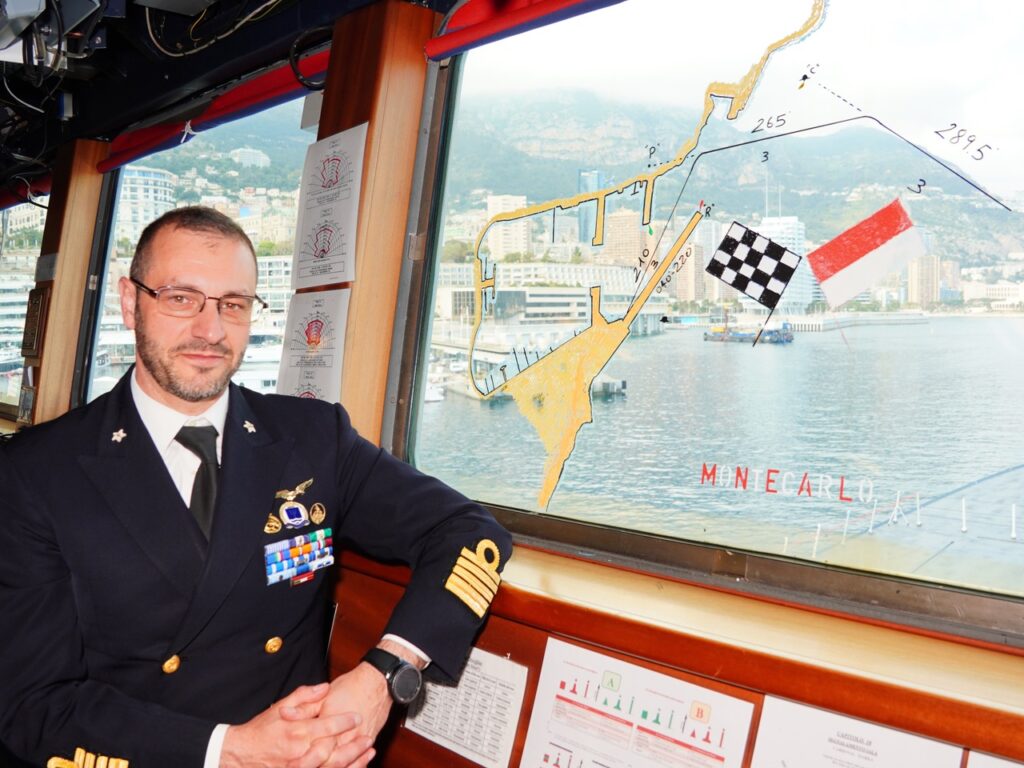 Il comandante D'Amico nel ponte di comando posa davanti al piano tracciato per la manovra nel porto di Monaco