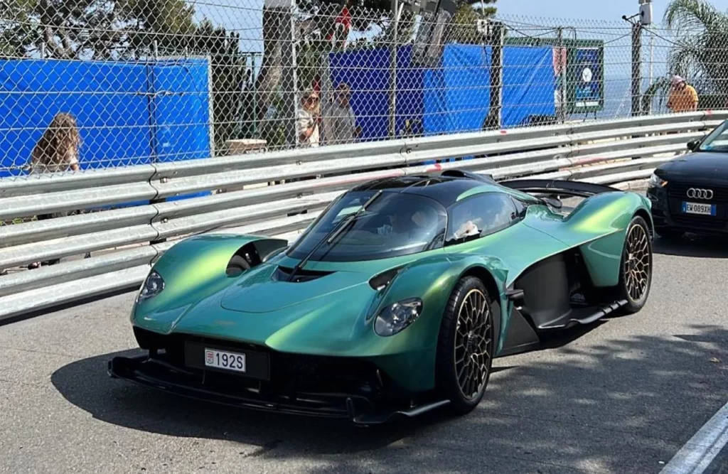 Aston Martin e un'opera di Astro mixate dall'architetto David Bitton 