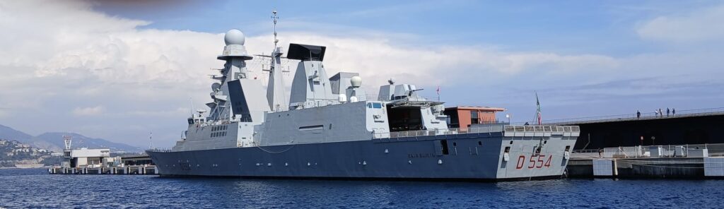 La Caio Duilio (D554, denominazione NATO) ormeggiata alla diga del Porto Hercule, ft.WSM