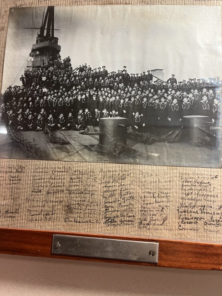 La foto della Caio Duilio e del suo equipaggio che prese parte alla 2 guerra mondiale