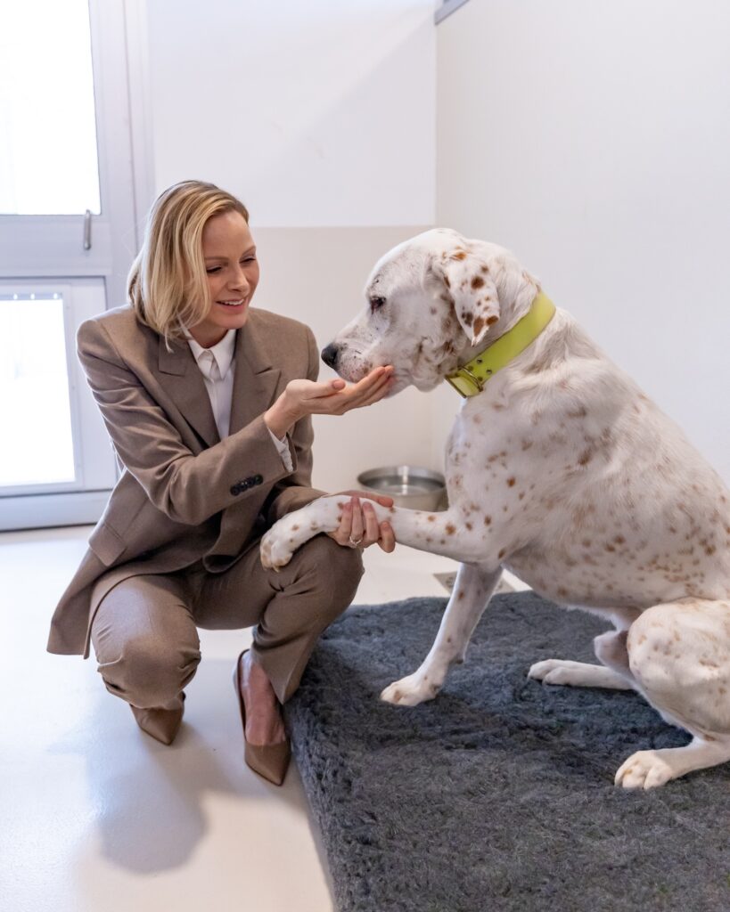 La Principessa Charlene ha visitato la parte. dedicata sia ai cani che ai gatti