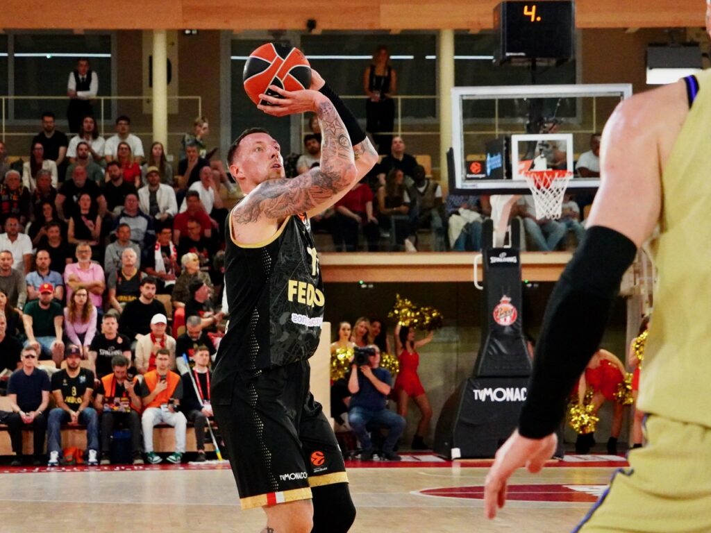 Per la roca Daniel Theis ha messo 11 punti