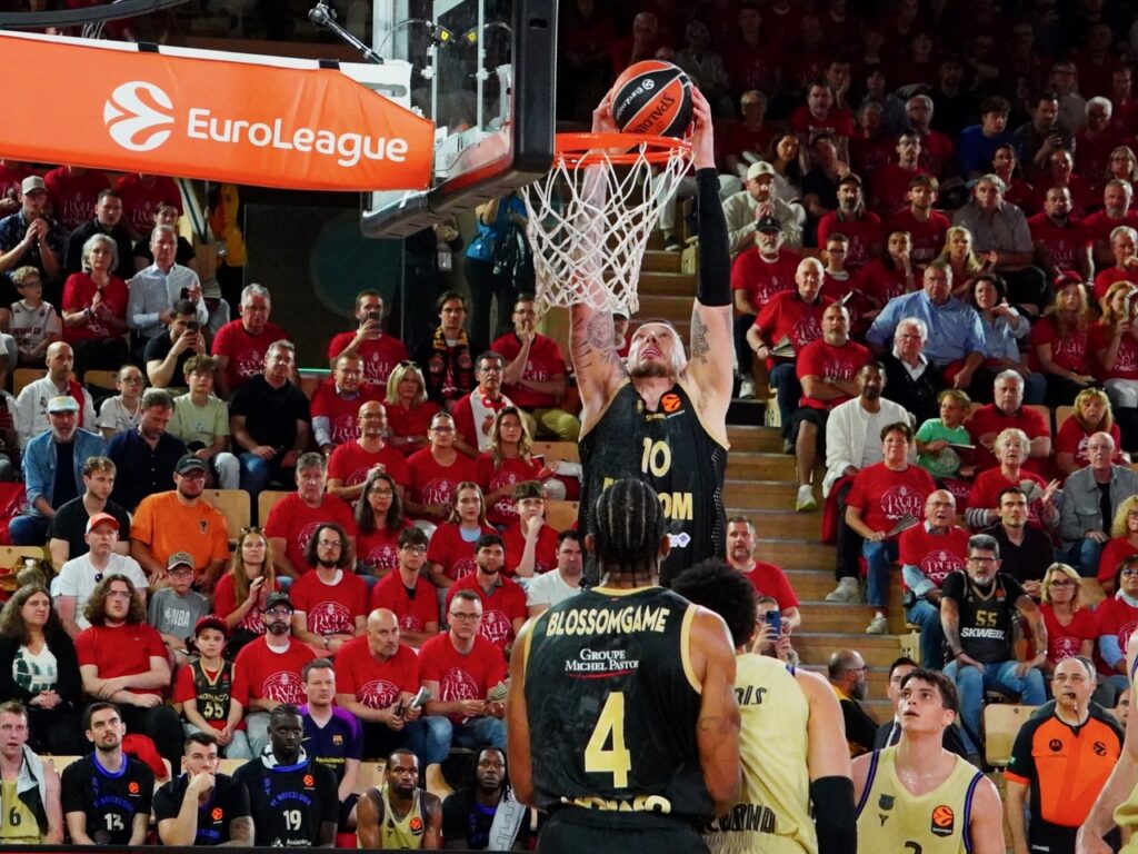 Tutto il sugli spalti al Louis II per sostenere la Roca Team contro il Barcellona in Euroleague di baskete