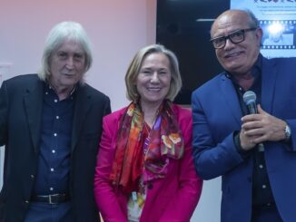 Dante Alighieri di Monaco: Enrico Vanzina incanta il pubblico del Principato introdotto dalla Presidente Maria Betti e da Maurizio di Maggio