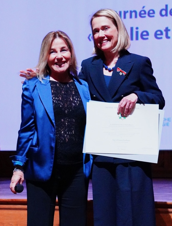 Consegna
L'Ambasciatore Ruosi ha consegnato la Stella d'Italia, cavaliere, a Laura Giuliano