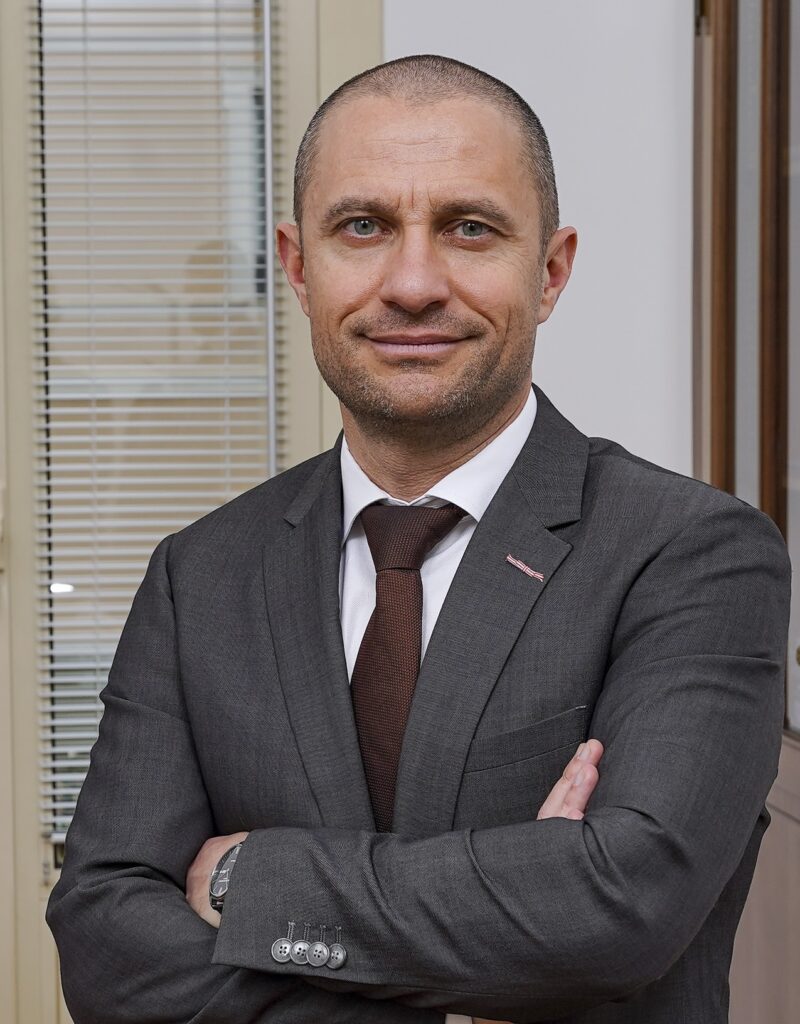 Lascia il ruolo di segretario generale del governo Marc Vassallo per diventare  Consigliere Speciale  del Ministro di Stato