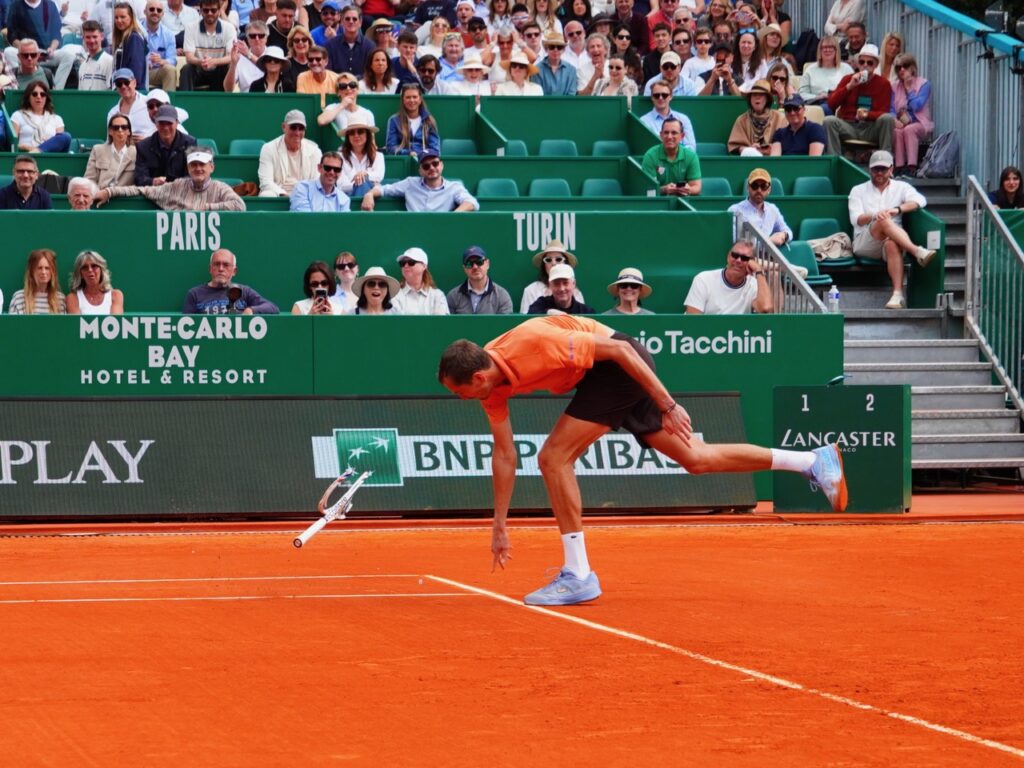 Daniil Medvedev, crisi di nervi e rottura della racchetta dopo il secco 6/0 6/0 inflitto da Berettini