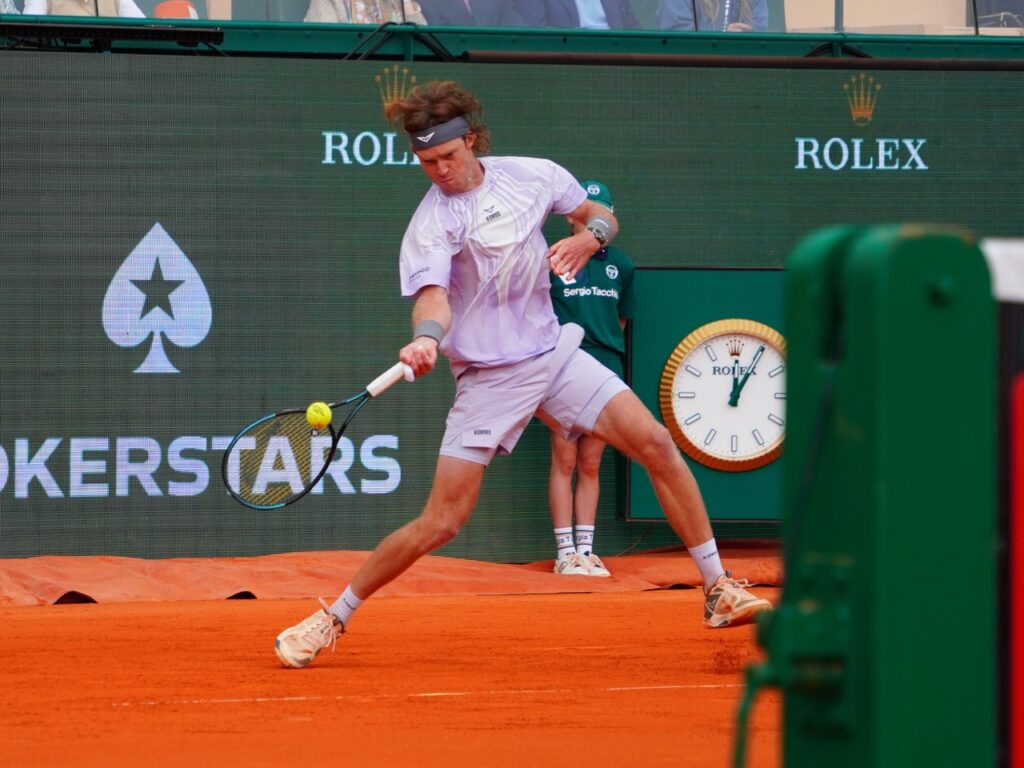 Andrey Rublev passa il turno