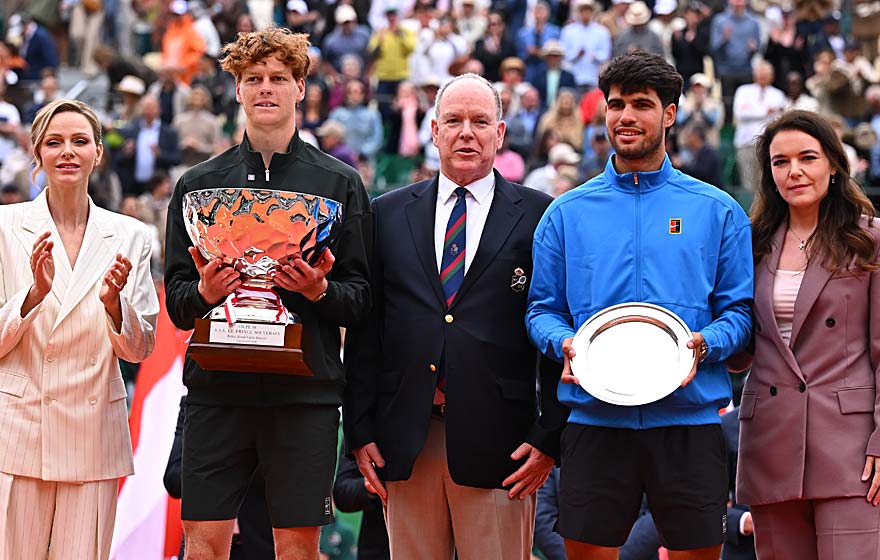 Al centro i lPrincipe tra Sinner a fianco alla Principessa Charlene e Alcaraz con la Presidente del torneo e della federazione monegasca di tennis, Melanie-Antoinette De Massy