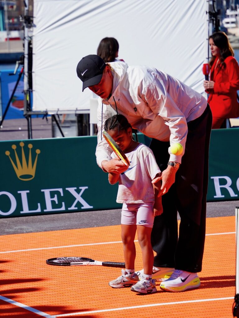 Sinner con pazienza insegna il movimento ad una bimba