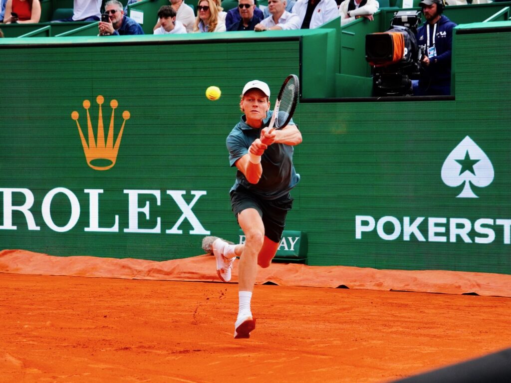 Jannik Sinner passa agli ottavi di finale