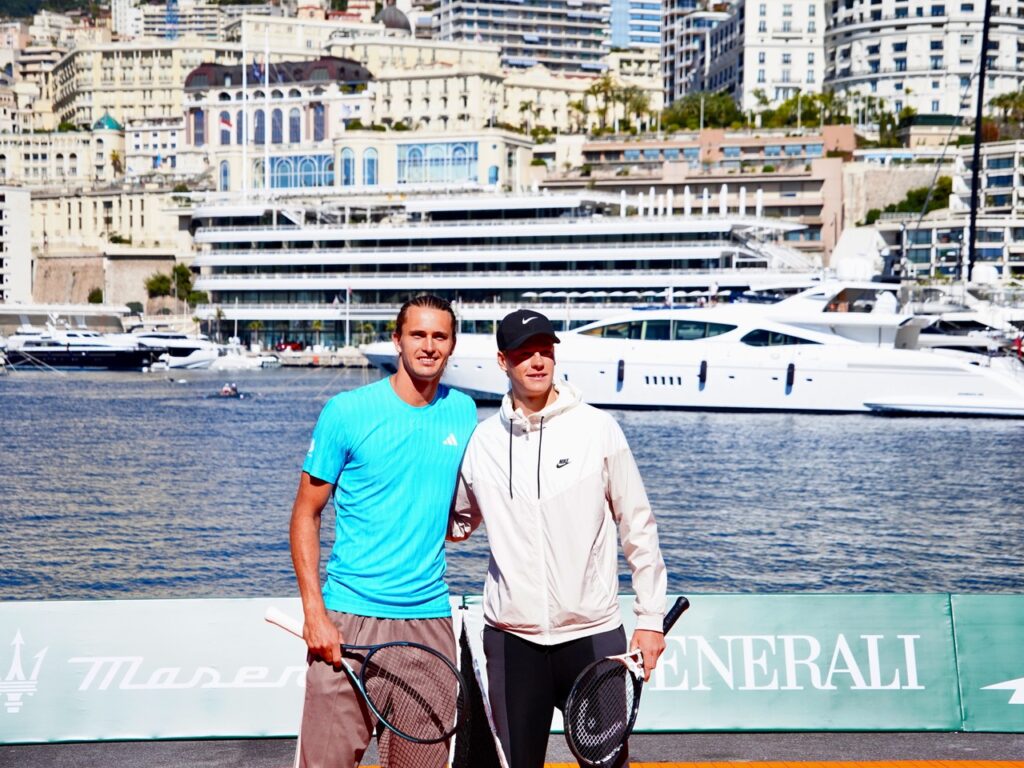 Jannik Sinner e Alexander Zverev sono stati protagonist idel mini-tennis sulla diga marittima del porto di Monaco