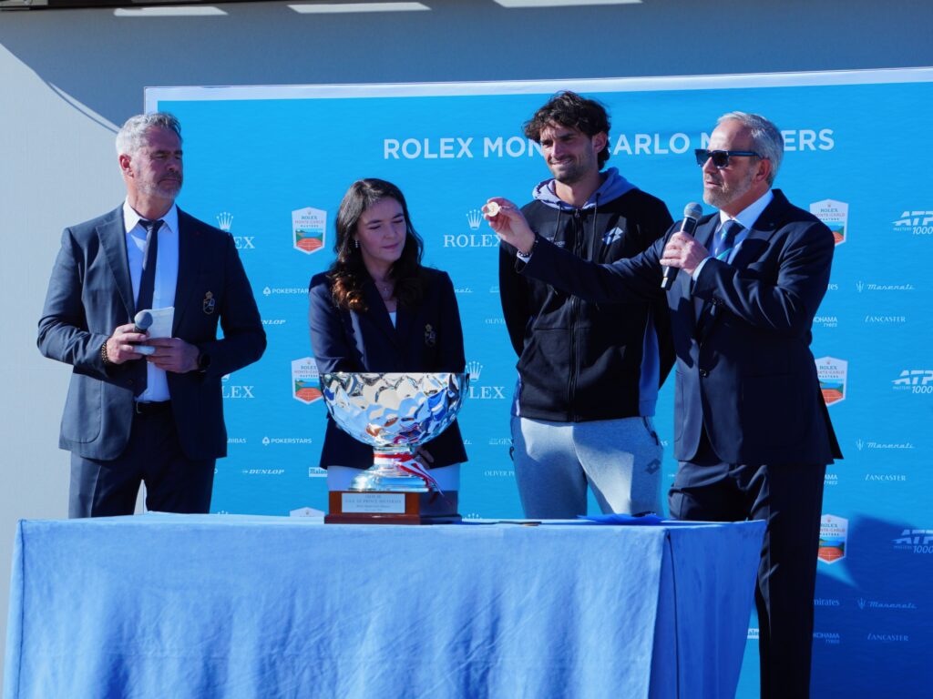 Melanie-Antoinette de Massy e Valentin Vacherot al sorteggio del tabellone, con Marc Mourou e il giudice arbitro Stéphane Apostolou.