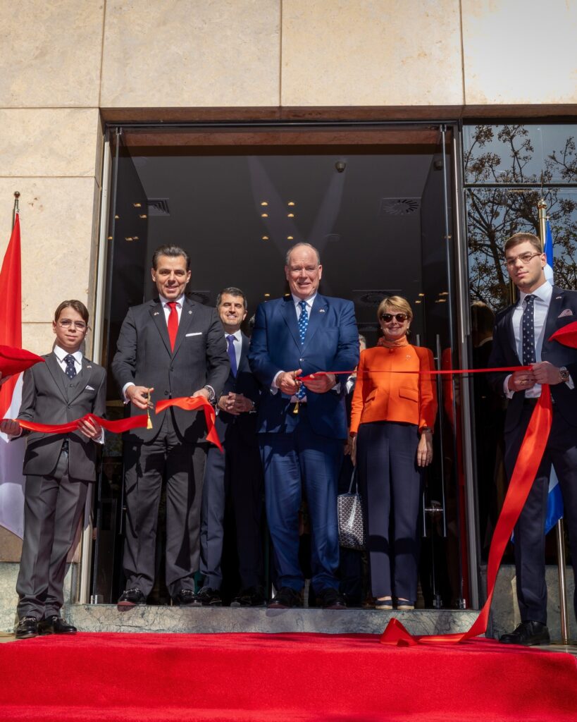 Il Principe con il console Onorari odi Monaco in Grecia Vassili Apostolopoulos tagliano il nastro per l'inaugurazione della sede diplomatica monegasca