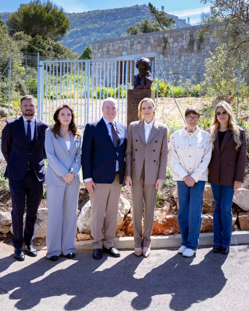 I Principi hanno inaugurato il busto dedicato alla Principessa Antoinette con accanto i familiari : la Principessa Stephanie e la figlia Camille. a sinistra il fratello della Principessa Garett, Melanie-Antoinette de Massy