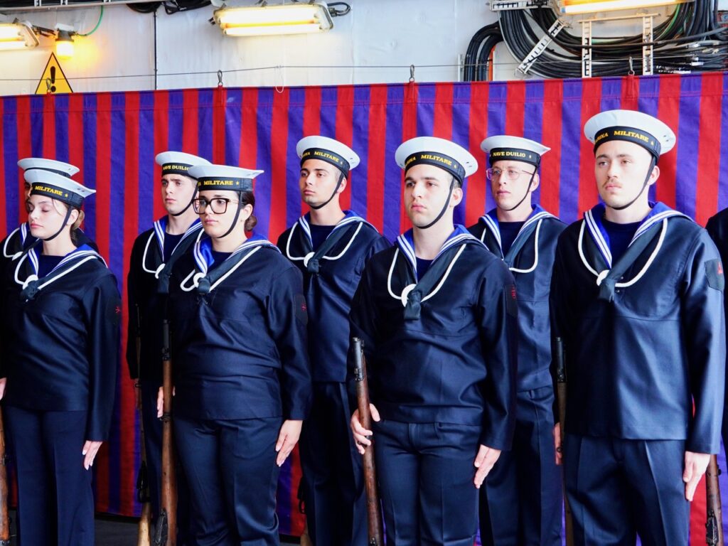 Marinai sulla nave Caio Duilio a l'attenti