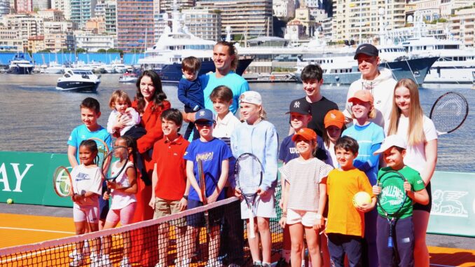 Il 119° Rolex Monte-Carlo Masters di tennis si è aperto sulla diga marittima del porto di Monaco, Jannik Sinner e Alexander Zverev hanno dato il via al torneo con un’esibizione di mini tennis che ha conquistato grandi e piccoli.