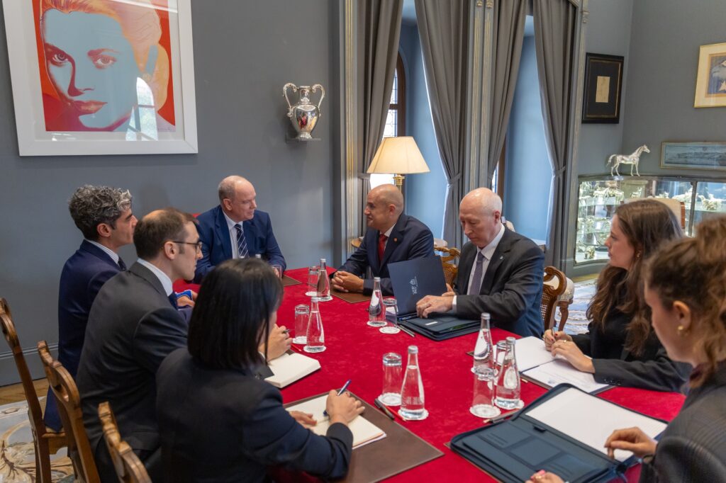 Riunione nello studio del Sovrano di Monaco con la delegazione d'Interpol