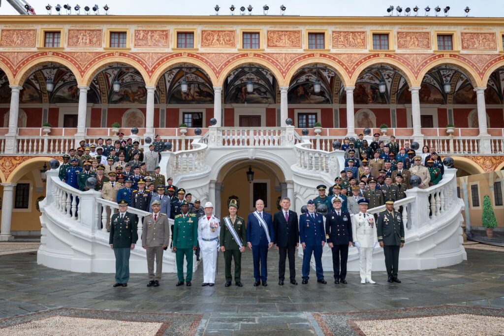 Foto a Palazzo Principe Alberto e i militari del CISM