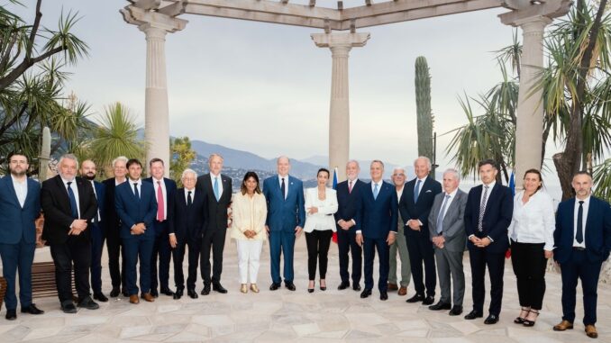Il sindaco di Monaco Georges Marsan ha riunito i sindaci dei comuni francesi confinanti per rafforzare la cooperazione territoriale e affrontare insieme le sfide comuni.