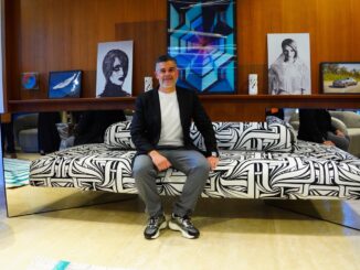 Lo showroom di Aston Martin nel Principato si è trasformato in un vero e proprio spazio di design con il divano sospeso di David Bitton.