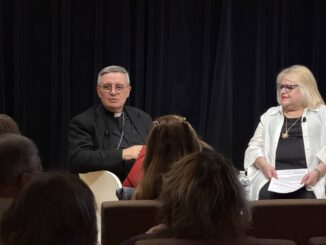 Introdotto dalla Presidente della Dante Alighieri di Monaco, Maria Betti, l’Arcivescovo Dominique David ha ripercorso la visita del Papa nel Principato e i temi dell’enciclica “Magnifica Humanitas”.