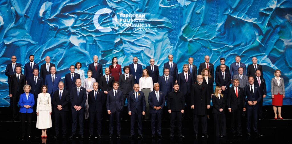 Foto di gruppo per i capi di stato dell'8° Summit della Comunità Politica Europea, a Erevan, in Armenia.