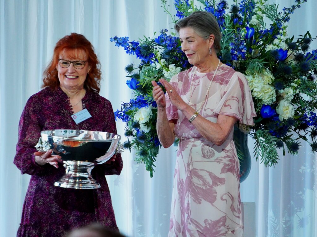 S.A.R. la Principessa di Hannover ha consegnato il premio Princesse Grace e le insegne d'oro a Fabienne Obry per la sua "emozione floreale"