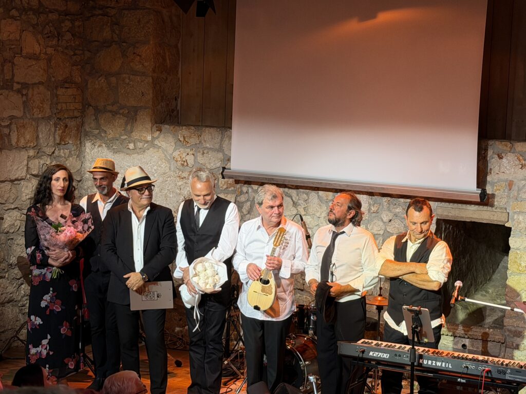 Tutto il cast dello spettacolo "Da Caruso a Carosone"